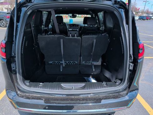 Used 2025 Chrysler Pacifica Select image 22