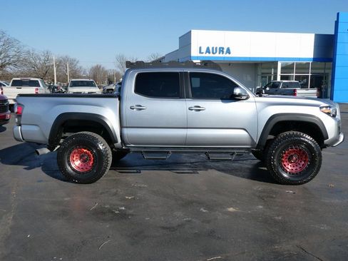 Used 2023 Toyota Tacoma TRD Off-Road w/ TRD Premium Off Road Package AWD/4WD image 4