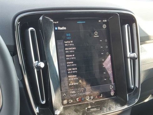 Used 2025 Volvo XC40 B5 Core image 12