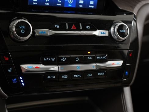 Certified 2023 Ford Explorer Platinum w/ Technology Package AWD/4WD image 18