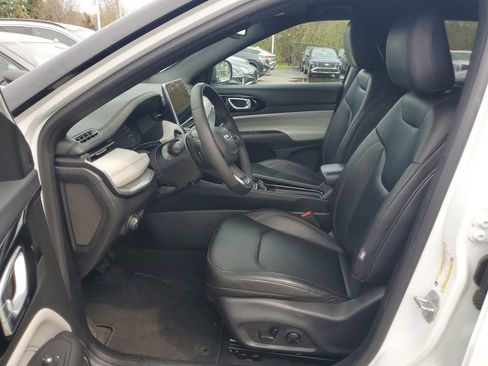 Used 2025 Jeep Compass Limited image 11