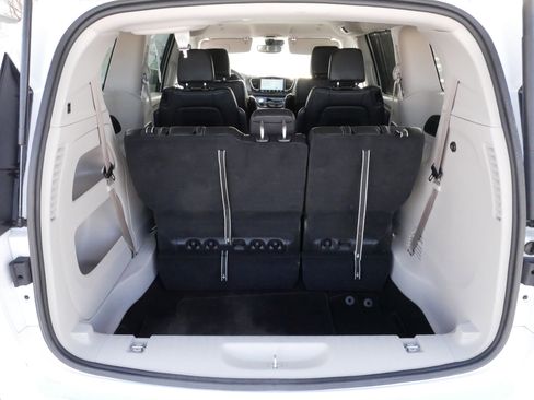 Used 2024 Chrysler Pacifica Touring-L image 18