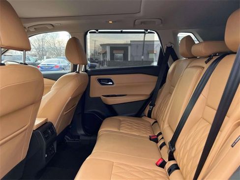 Used 2022 Nissan Rogue Platinum w/ Head-Up Display Package image 12