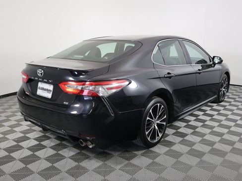 Used 2018 Toyota Camry SE FWD image 2