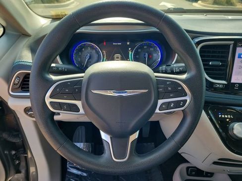 Used 2021 Chrysler Pacifica Touring FWD image 18