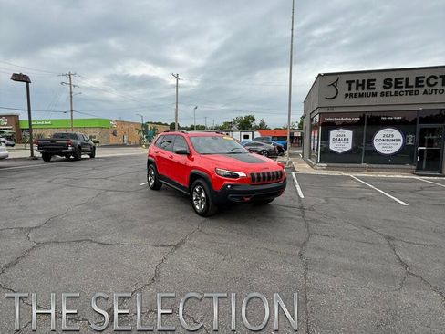 Used 2019 Jeep Cherokee Trailhawk w/ Comfort/Convenience Group AWD/4WD image 1