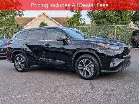Used 2022 Toyota Highlander XLE FWD image 2