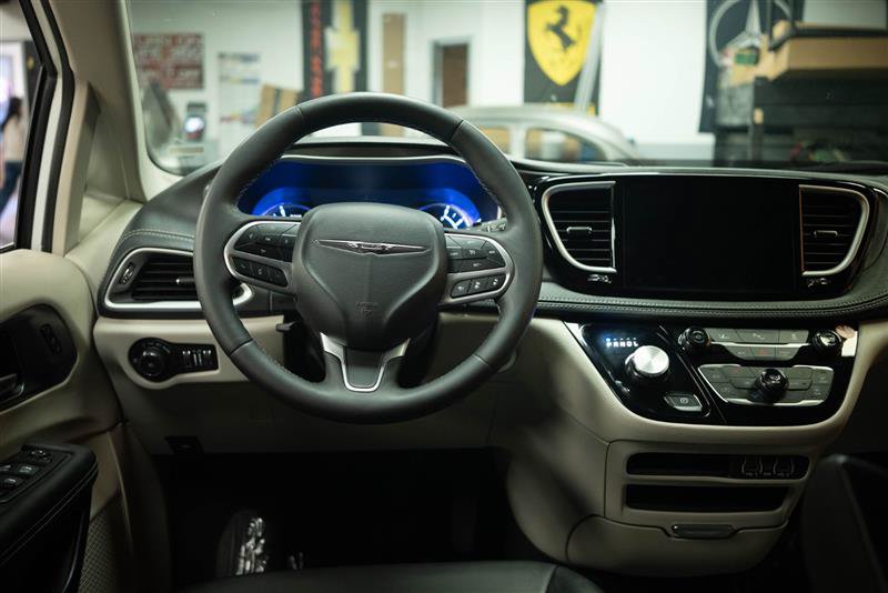 Used 2024 Chrysler Pacifica Limited FWD image 19