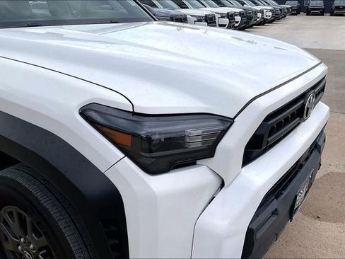 Used 2025 Toyota 4Runner SR5 AWD/4WD image 31