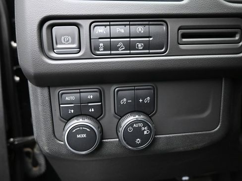 Used 2023 Chevrolet Suburban Z71 w/ Luxury Package image 23