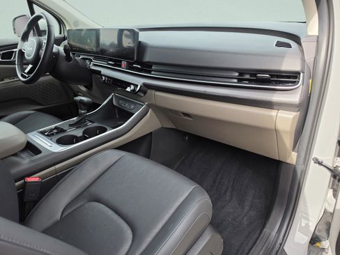 Used 2025 Kia Carnival EX FWD image 15