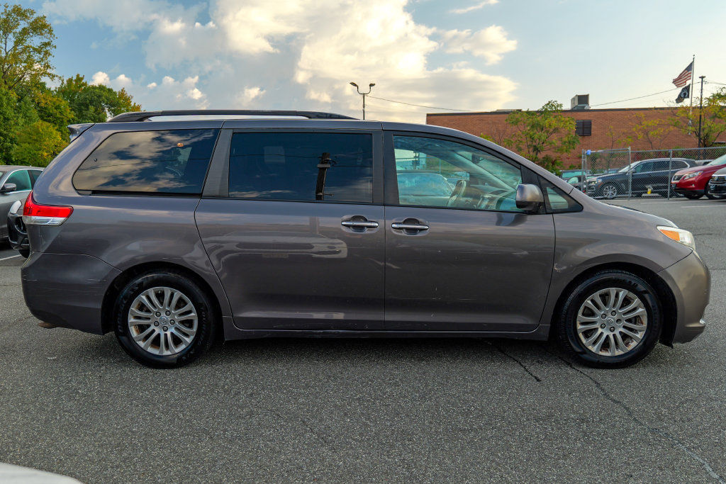 Used 2011 Toyota Sienna XLE w/ Premium Pkg FWD image 8