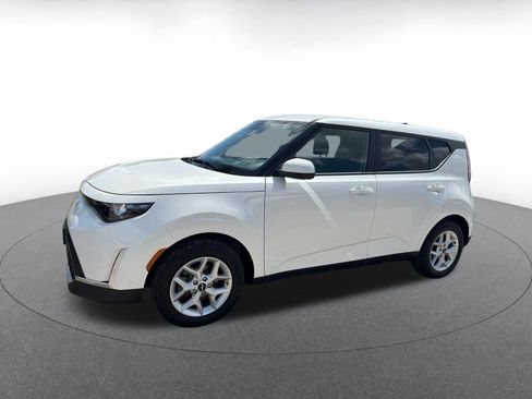 Used 2025 Kia Soul LX w/ LX Technology Package FWD image 4