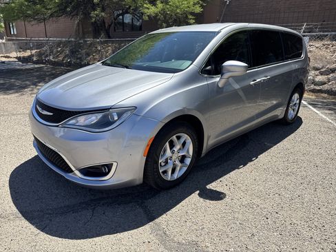 Used 2019 Chrysler Pacifica Touring Plus w/ Tire & Wheel Group FWD image 3