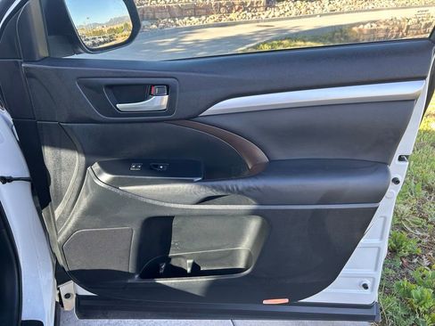 Used 2014 Toyota Highlander XLE FWD image 32