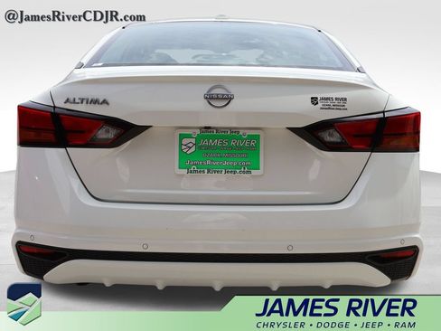 Used 2025 Nissan Altima 2.5 SV FWD image 4