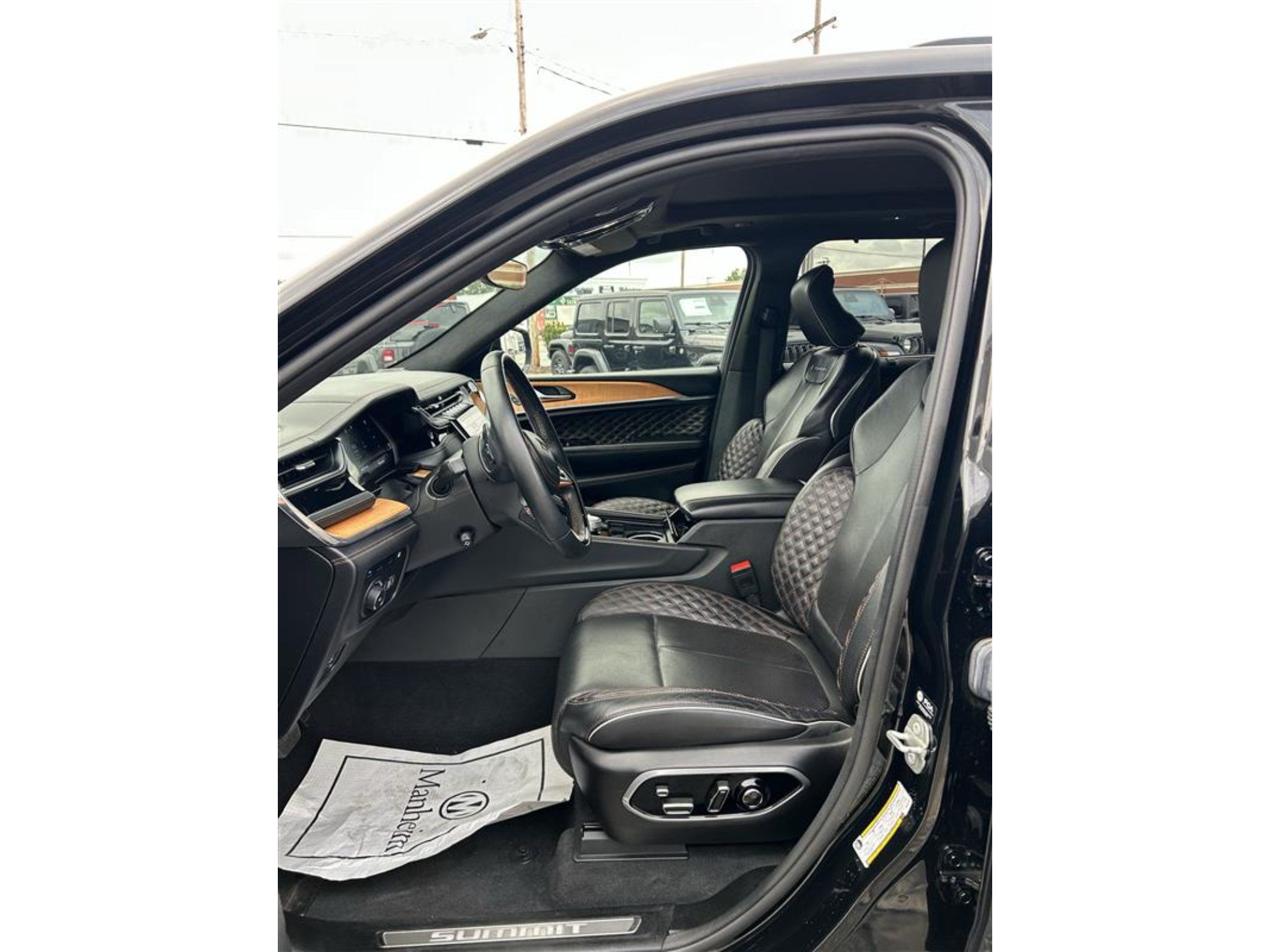 Used 2023 Jeep Grand Cherokee Summit AWD/4WD image 10