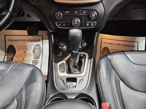 Used 2017 Jeep Cherokee Limited AWD/4WD image 16