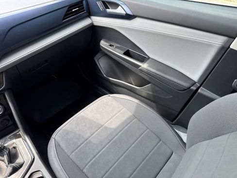 Used 2024 Volkswagen Taos SE w/ Panoramic Sunroof Package FWD image 16