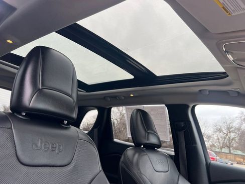 Used 2019 Jeep Cherokee Limited w/ Luxury Group AWD/4WD image 14