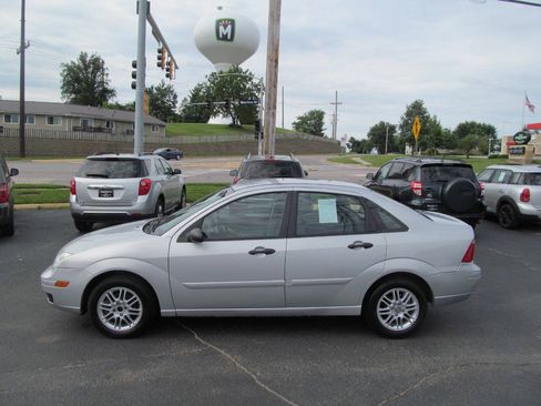 Used 2007 Ford Focus SE FWD image 2