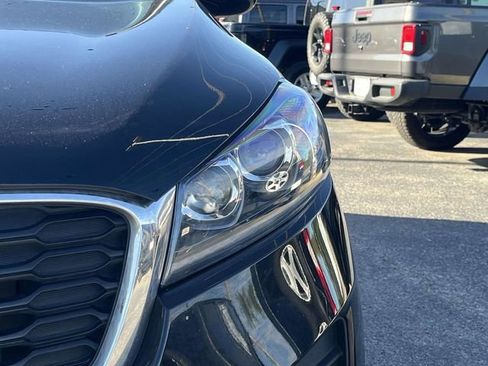 Used 2019 Kia Sorento LX image 9