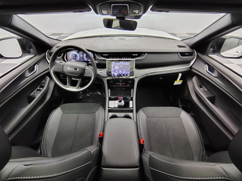 New 2025 Jeep Grand Cherokee L Altitude image 2