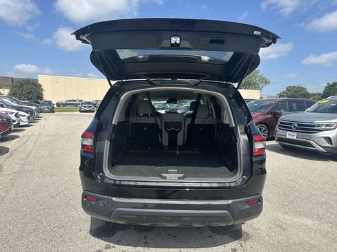 Used 2023 Honda Pilot LX image 13