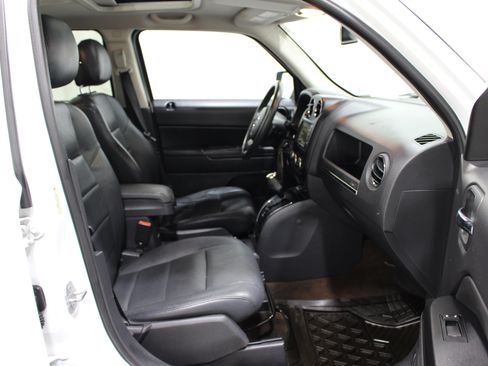 Used 2014 Jeep Patriot Latitude w/ Sun/Sound Group FWD image 20