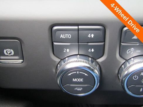 Used 2025 GMC Sierra 2500 AT4 w/ Technology Package AWD/4WD image 14