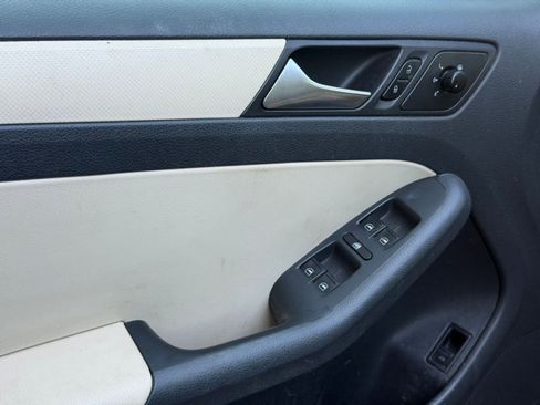 Used 2012 Volkswagen Jetta SE FWD image 13