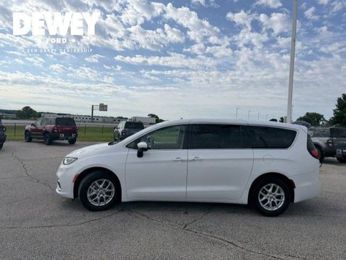 Used 2023 Chrysler Pacifica Touring-L FWD image 5