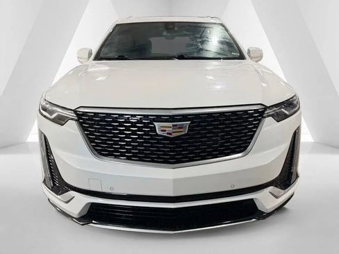 Used 2023 Cadillac XT6 Premium Luxury image 2