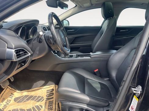 Used 2019 Jaguar XE Premium image 9