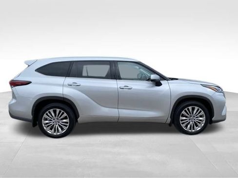 Used 2024 Toyota Highlander Platinum image 2