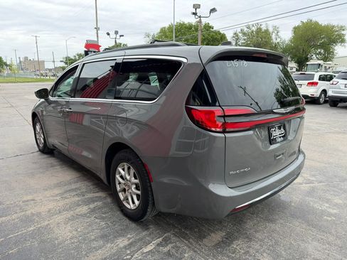 Used 2022 Chrysler Pacifica Touring-L FWD image 5