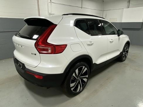 Used 2025 Volvo XC40 B5 Plus image 3