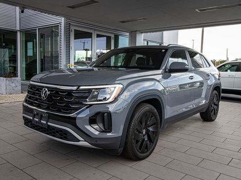 Used 2024 Volkswagen Atlas Cross Sport SE w/ Panoramic Sunroof Package image 10