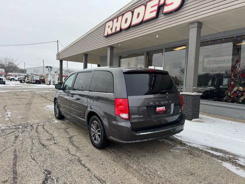 Used 2017 Dodge Grand Caravan SXT image 3