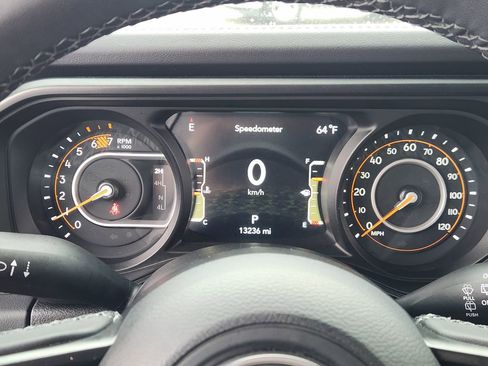 Used 2025 Jeep Wrangler Unlimited Rubicon AWD/4WD image 16