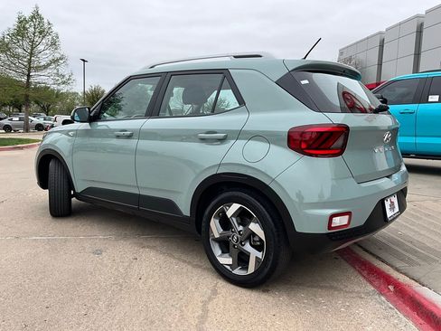 Used 2025 Hyundai Venue SEL image 8