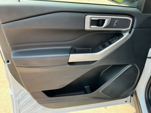 Used 2021 Ford Explorer XLT w/ Equipment Group 202A AWD/4WD image 8