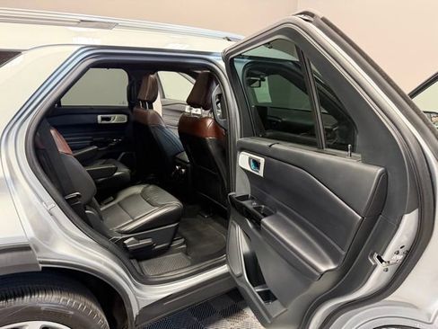 Used 2023 Ford Explorer Platinum w/ Technology Package AWD/4WD image 29