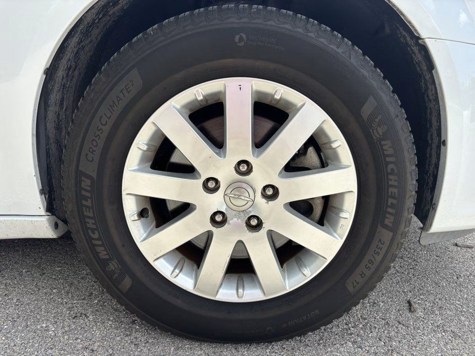 Used 2016 Chrysler Town & Country Touring FWD image 36