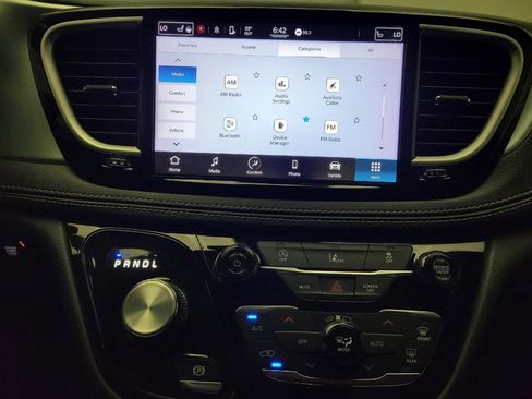 Used 2022 Chrysler Pacifica Touring AWD/4WD image 25