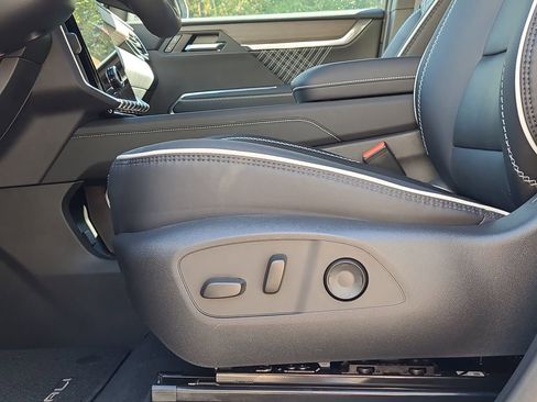 Used 2025 GMC Acadia Denali image 25