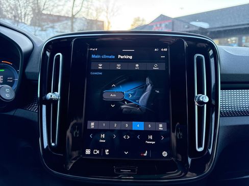 Used 2021 Volvo XC40 P8 Recharge w/ Climate Package image 39