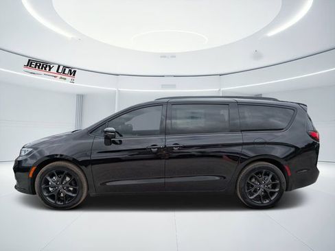 New 2026 Chrysler Pacifica Limited w/ S Appearance Package image 6