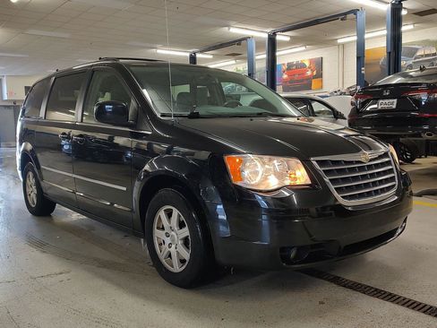 Used 2010 Chrysler Town & Country Touring FWD image 4