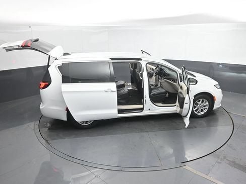 Used 2023 Chrysler Pacifica Touring-L FWD image 49